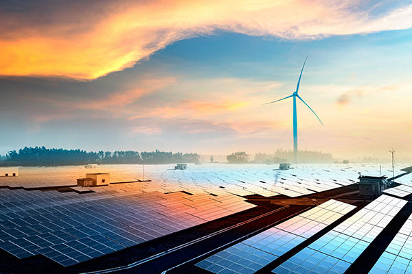 Investitionen_Windräder Windpark bei Sonnenuntergang